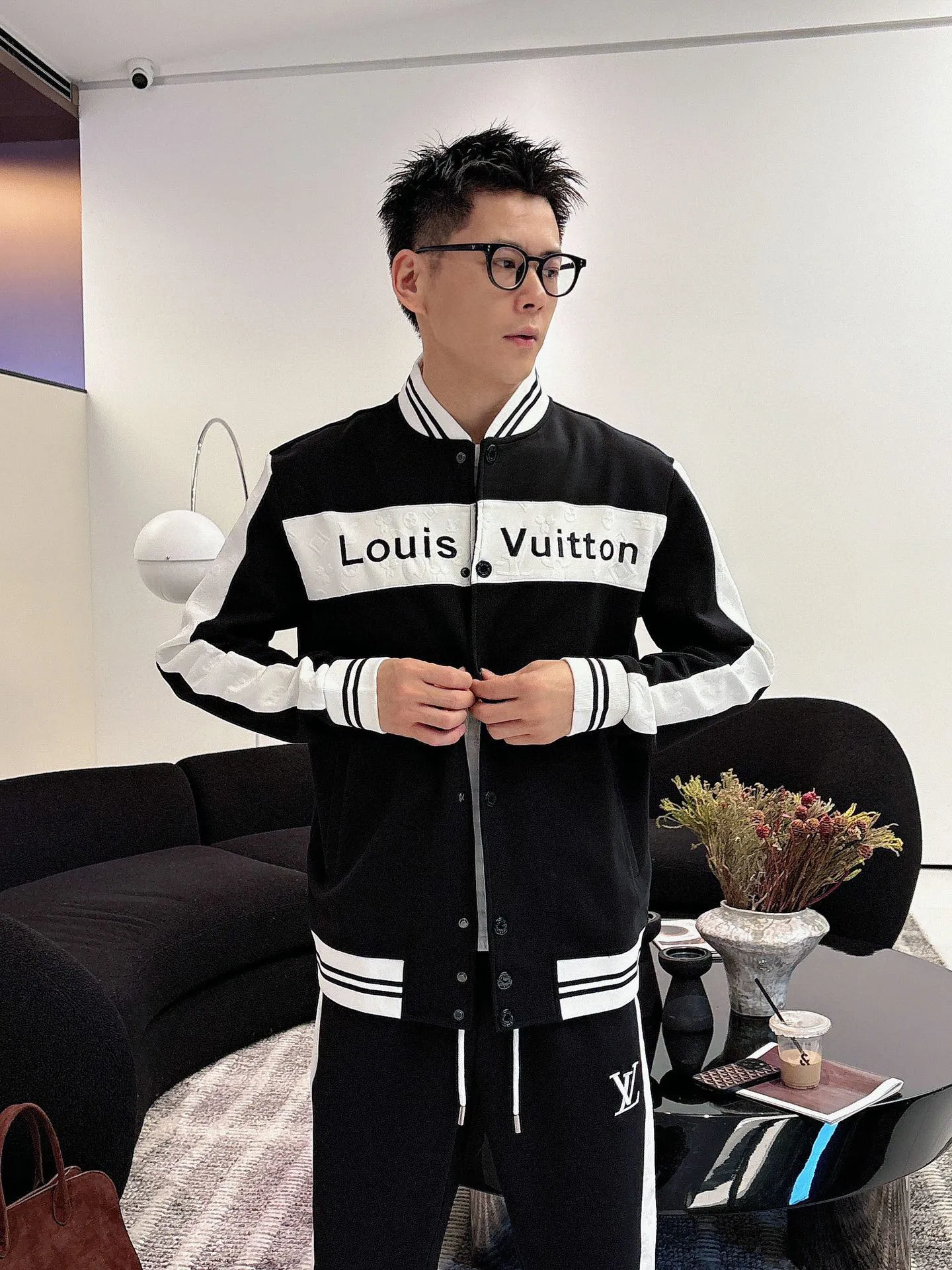 🅿️720 [LV Louis Vuitton] hot-selling suit is coming. Focus on the original version of the official website. 2025 new hot-selling cardigan and sweatshirt suit. The original order is the best. 🇭🇰The meticulous work of top designers. It has a fitting and perfect upper body effect. All-natural high-quality Tencel Roman cotton 100%, close-fitting comfort, noble and elegant! Original hardware embodies elegance and nobility! Counter size: M-3XL (maximum wear up to 190 pounds)